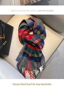 Détail d'une écharpe en 100% laine à carreaux rouges avec franges et étiquette de composition