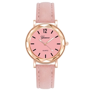 Montre à quartz rose avec verre facetté et boîtier or rose sur bracelet en cuir