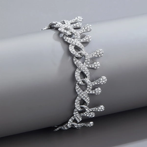 Vue macro du collier hip hop argenté avec motif de goutte et zircons scintillants