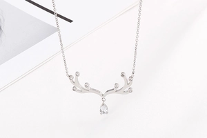 Détail du collier bois de cerf en argent avec pendentif goutte en zircone cubique