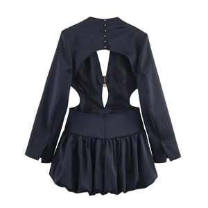 Robe mini noire en satin à manches longues avec dos nu et détails de boutons au dos
