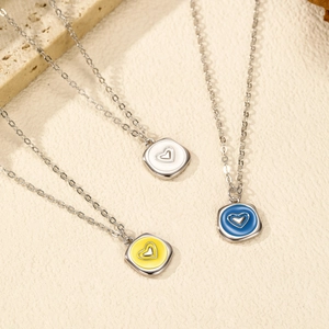 Colliers en argent 925 avec pendentifs carrés en émail coloré et cœur ajouré