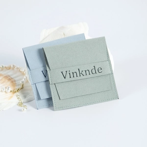 Pochette à bijoux en microfibre bleu clair et gris vert avec texture daim souple et rabat
