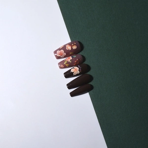 5D Vintage-Blumen-Nagelaufkleber in langer Sargform mit lila und braunem Glanzfinish