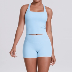 Gros plan sur l'ensemble débardeur dos nageur et short bleu clair, texture du tissu
