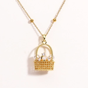 Détail macro d'un pendentif panier fleuri doré avec perles blanches et diamants
