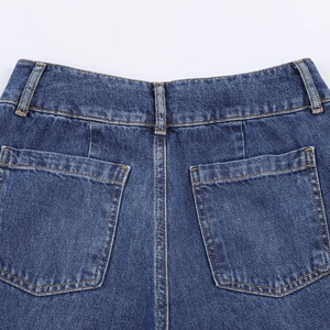 Détails des poches arrière et des coutures d'un jean en denim bleu foncé taille basse