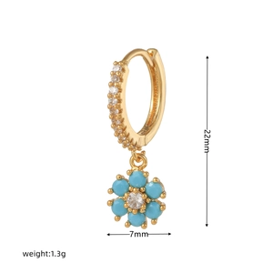 Detailansicht goldener Creolen mit türkisfarbenem Blumenanhänger und Zirkonia, Höhe 22 mm