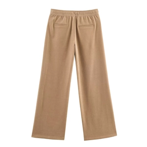 Détail du pantalon large kaki avec taille élastique et poches passepoilées