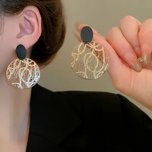 Hohl Runde Hängende Ohrringe Mit 925 Sterling Silber Ohrstecker Vintage Schwarz Gold Metallgitter Design Für Damen Luxus Mode