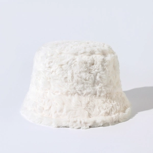 Gros plan du bob blanc en fausse fourrure montrant une texture pelucheuse douce pour l'hiver.