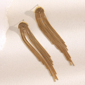 Dettaglio di orecchini a nappa lunga in acciaio inossidabile placcato oro 18K con catenine