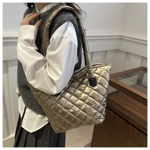 Détail du sac fourre-tout matelassé or champagne avec bretelles rembourrées confort
