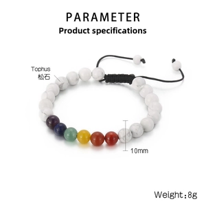 Dettaglio di perle turchesi bianche da 10mm su bracciale 7 chakra nero regolabile