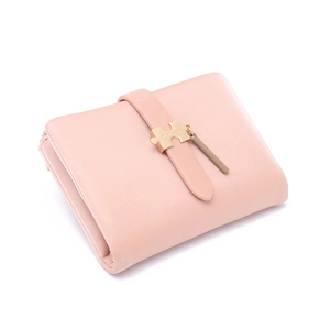 Detailaufnahme der rosa PU-Leder-Geldbörse mit goldenem Verschluss und Quasten-Anhänger