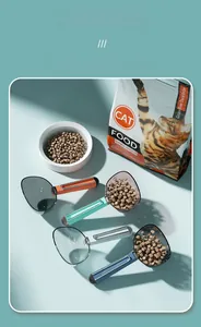Dettaglio di palette colorate per cibo per animali con manici lunghi e scale graduate