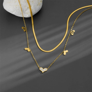 Collier double rang doré avec chaîne serpent et pendentifs en forme de cœur blanc chic