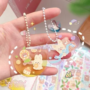 Gros plan de porte-clés en acrylique dessin animé ours et lapin avec chaînes en métal