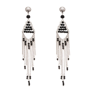 Boucles d'oreilles pendantes en perles de verre noir et pompons argentés style gothique
