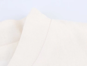 Primer plano detallado del cuello alto beige y las costuras de esta chaqueta de béisbol