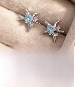 Detail view of starfish stud earrings with blue heart zircon and 0.8x6mm steel post