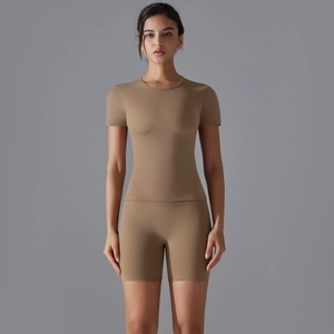 Détail de l'ensemble yoga kaki avec haut cintré et short de sport à taille haute