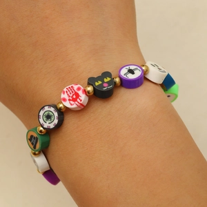 Vista de detalle de pulsera de Halloween de arcilla polimérica con patrones de gatos negros