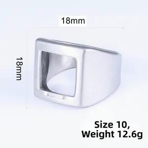 Vue détaillée bague carrée ajourée en acier inoxydable, 18 mm avec finition brossée