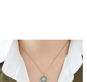Detail der 18k vergoldeten Kette mit achteckigem blauem Emaille-Sternanhänger und Kristall
