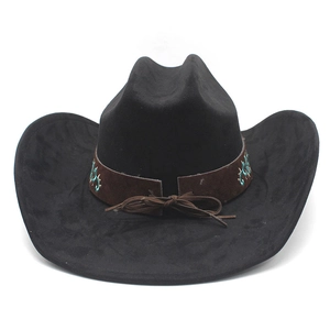 Détail d'un chapeau fedora noir avec bande ethnique brodée et lacet décoratif à l'arrière