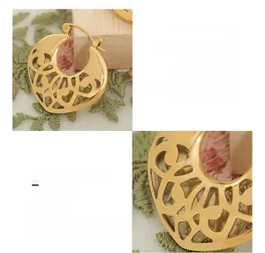Détail macro de boucles d'oreilles vintage françaises en acier titane plaqué or 18K