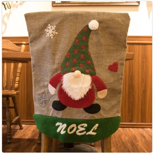 Dettaglio del ricamo dello gnomo di Natale e della scritta NOEL sul coprisedia grigio