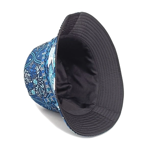 Dettaglio della cucitura double-face e della stampa floreale geometrica boho del cappello a secchio