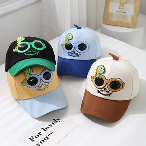 Casquette dinosaure pour enfants avec lunettes de soleil en quatre couleurs assorties