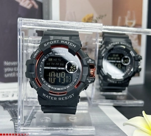 Détail de la montre de sport noire avec écran lumineux sur un présentoir