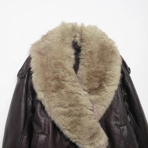 Veste vintage en similicuir marron avec col en fourrure duveteuse, vue à plat de près