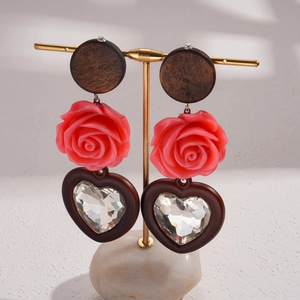 Détails de boucles d'oreilles rétro avec fleurs roses et cœurs en bois sur support
