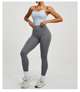 Nahaufnahme des nahtlosen hellblauen Sport-BHs mit hoher Elastizität und Cropped-Design