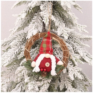 Couronne de Noël avec gnome au chapeau à carreaux et pommes de pin sur anneau en rotin