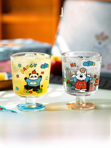 Détail de verres à pied avec motifs de dessins animés de pandas et chiots