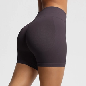 Détail en gros plan du short de yoga violet sans couture à taille haute et texture tricot