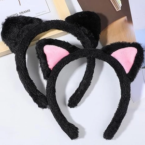 Dettaglio di due cerchietti con orecchie di gatto in peluche nero con interno rosa