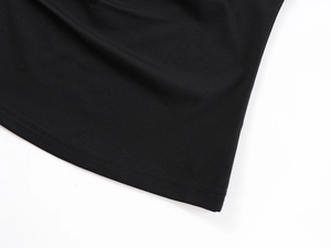 Gros plan détaillé de l'ourlet à double aiguille et du tricot fin sur un t-shirt noir