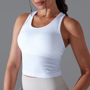 Détail du tissu blanc en maille côtelée et coupe ajustée du crop top de sport pour femmes