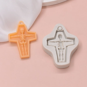 Stampo in silicone a croce con teschio e colata in resina con foro per ciondolo