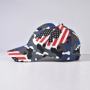 Casquette de baseball camouflage avec motif drapeau américain vue de profil latéral
