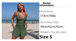 Tankini deux pièces vert olive avec haut à fronces et short de bain sur la plage