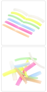 Macro de coussinets de rehaussement de cils en silicone translucide coloré sur blanc