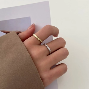 Anelli minimalisti a forma di cuore in finitura oro e argento per donna