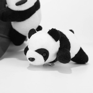 Vue détaillée d'une broche panda en peluche avec texture douce et épingle de sûreté